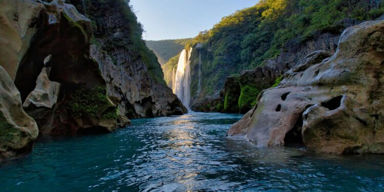 VIDEO | La caída de agua de la Cascada de Tamul vuelve a la normalidad tras interrumpirse el riego de caña