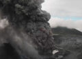El volcán Poás expulsa ceniza que alcanza los 2.000 metros de altura en Costa Rica