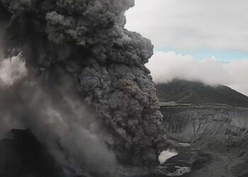 El volcán Poás expulsa ceniza que alcanza los 2.000 metros de altura en Costa Rica