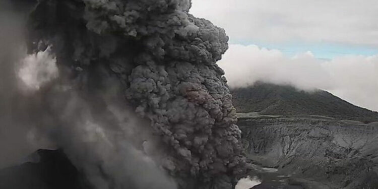 El volcán Poás expulsa ceniza que alcanza los 2.000 metros de altura en Costa Rica
