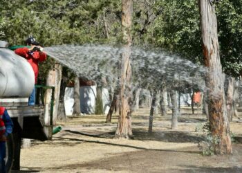 La rehabilitación del Parque de Morales se refuerza con riego de agua tratada por parte del gobierno capitalino