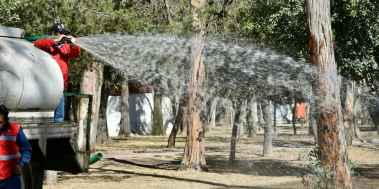 La rehabilitación del Parque de Morales se refuerza con riego de agua tratada por parte del gobierno capitalino