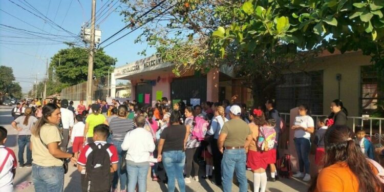 Exigen aulas dignas tras tomar escuela en Tamuín