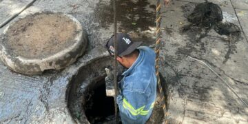 Retiran tapón que afectaba drenaje en Salvador Nava