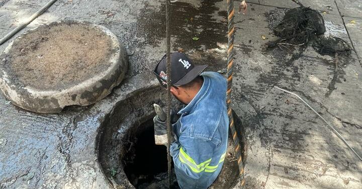 Retiran tapón que afectaba drenaje en Salvador Nava