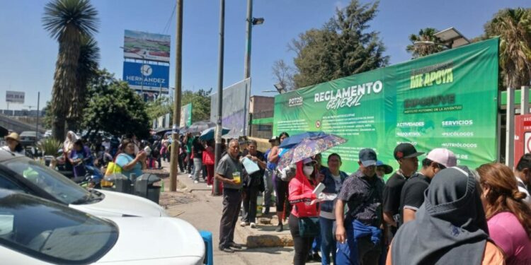Acampan en espera de ser los primeros en registrarse al programa “Tu casa, tu apoyo”