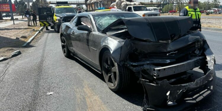 Sujetos armados se estrellan con un Camaro y roban un Chevy para escapar, el coche era de un policía fallecido