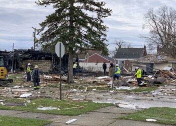 Tragedia por explosión en suburbios de Detroit