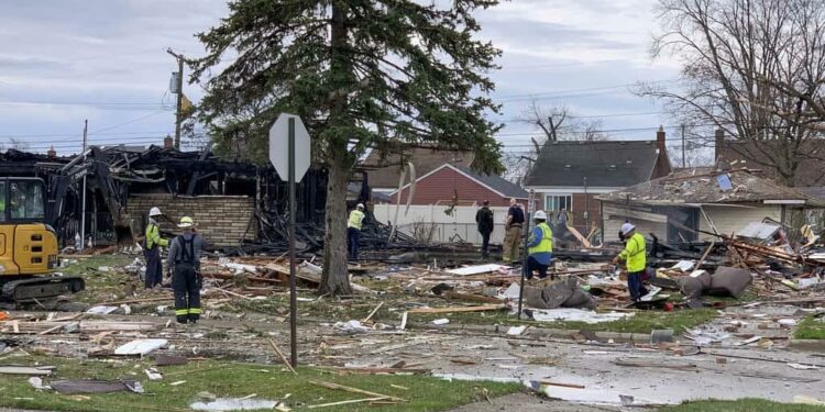 Tragedia por explosión en suburbios de Detroit