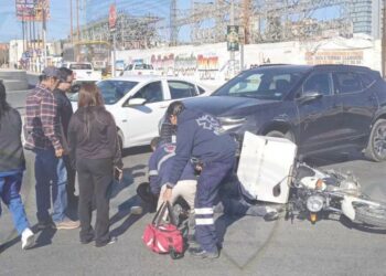 Motociclista lesionado es llevado a recibir atención tras accidente en la Simón Díaz
