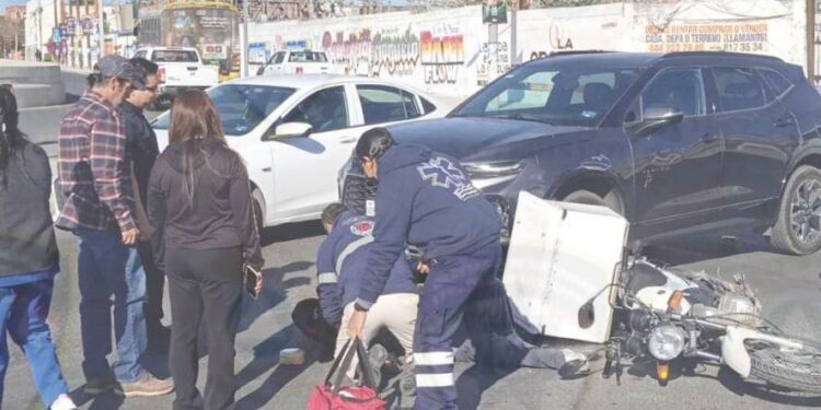 Motociclista lesionado es llevado a recibir atención tras accidente en la Simón Díaz