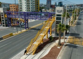 Se revisa la viabilidad de adaptar más puentes peatonales con elevador