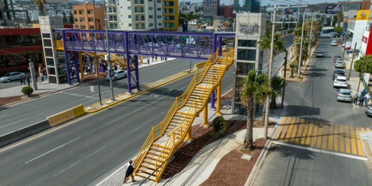 Se revisa la viabilidad de adaptar más puentes peatonales con elevador