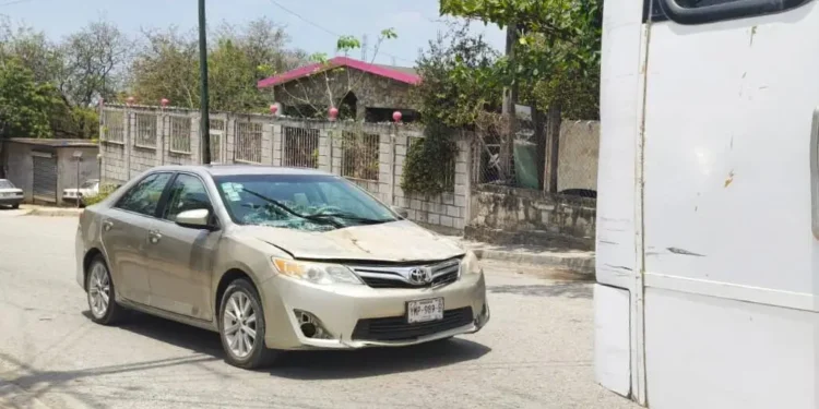 Conductor joven se estrella contra un autobús