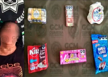 Mujer roba dulces en una bodega Aurrerá y es sorprendida como fardera