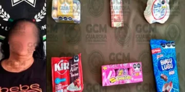 Mujer roba dulces en una bodega Aurrerá y es sorprendida como fardera