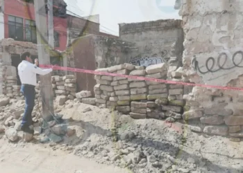 Se desploma barda de finca abandonada en San Miguelito