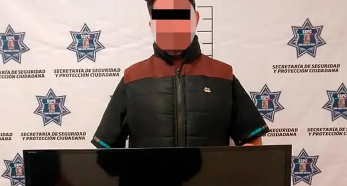 Hampón roba una pantalla en una vivienda y es arrestado