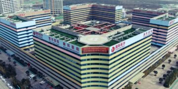 Así funcionan los “superhospitales” de China: carritos de golf para recorrer 530.000 metros cuadrados