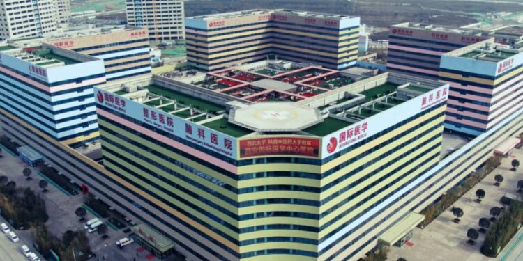 Así funcionan los “superhospitales” de China: carritos de golf para recorrer 530.000 metros cuadrados