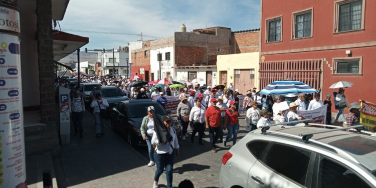Más de mil maestros de Telesecundaria marchan  exigiendo la homologación de plazas