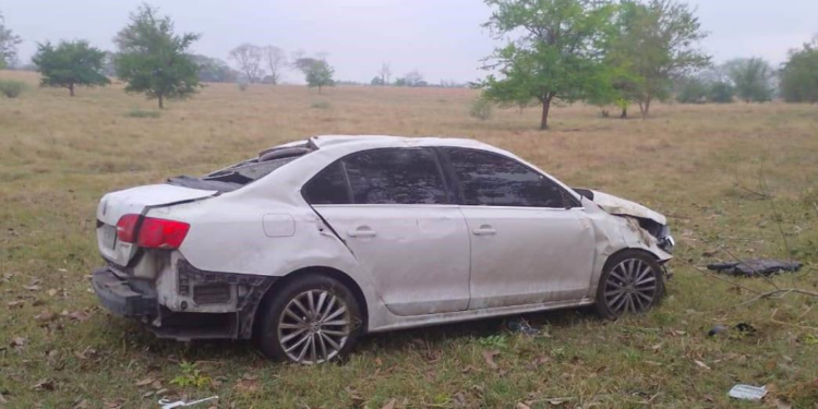 Conductor abandona su auto tras volcadura cerca de Tancanhuitz