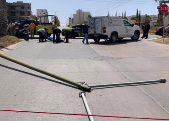 Motociclista pierde la vida tras caída de poste por fuertes vientos en Villa Magna