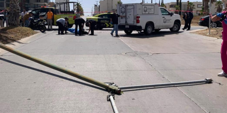 Motociclista pierde la vida tras caída de poste por fuertes vientos en Villa Magna