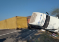 Tráiler con doble remolque vuelca en el libramiento Valles-Tamuín