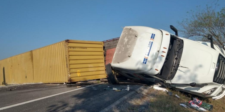 Tráiler con doble remolque vuelca en el libramiento Valles-Tamuín