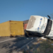 Tráiler con doble remolque vuelca en el libramiento Valles-Tamuín