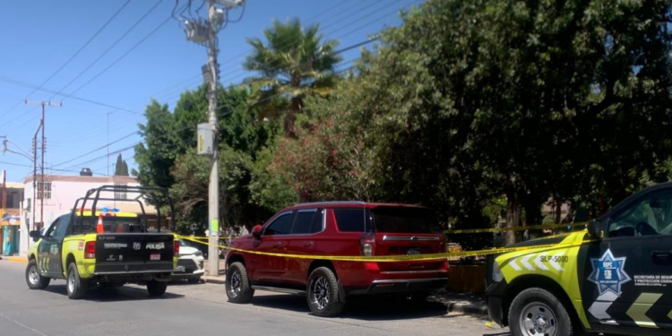 Hallan a mujer sin vida dentro de camioneta en colonia Fovissste