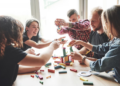 Generación Z reduce consumo de alcohol y cambia la industria