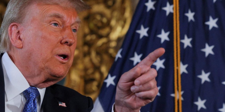 Trump arremete contra MSNBC y la llama “cadena de noticias falsas”