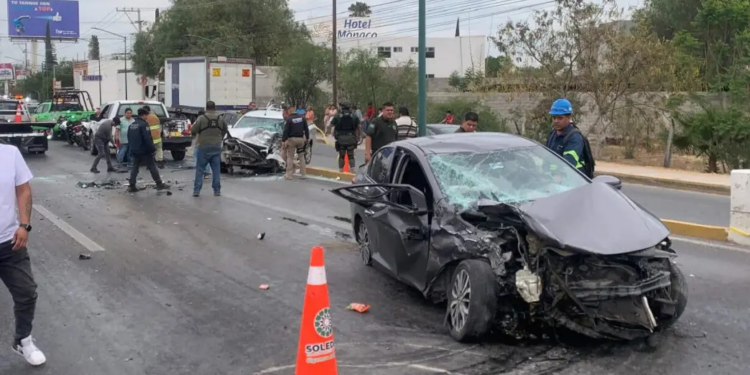 Choque múltiple en carretera a Matehuala deja tres heridos