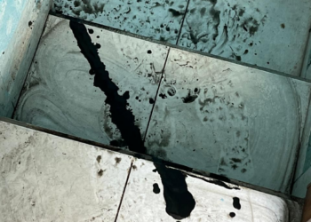 Aguas negras inundan casas en colonia Guanos; vecinos exigen respuesta de Interapas