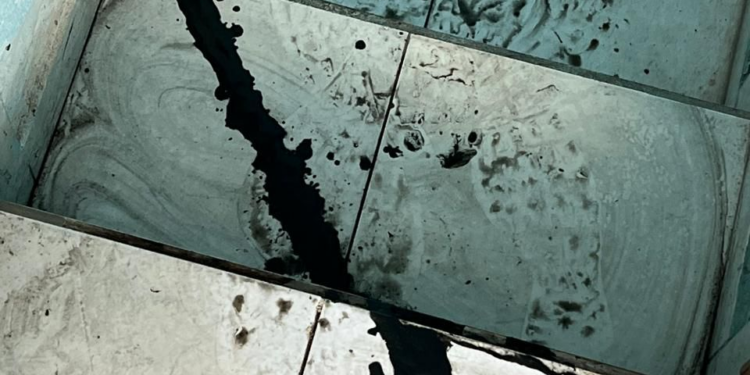 Aguas negras inundan casas en colonia Guanos; vecinos exigen respuesta de Interapas