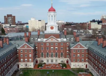 Cómo Harvard se convirtió en la universidad más rica del mundo y su fortuna le permite resistir las presiones de Trump