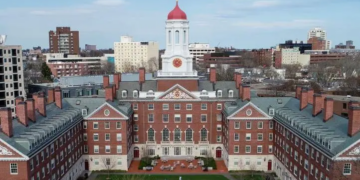 Cómo Harvard se convirtió en la universidad más rica del mundo y su fortuna le permite resistir las presiones de Trump