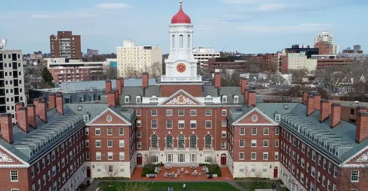 Cómo Harvard se convirtió en la universidad más rica del mundo y su fortuna le permite resistir las presiones de Trump