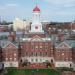 Cómo Harvard se convirtió en la universidad más rica del mundo y su fortuna le permite resistir las presiones de Trump