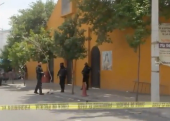 Hallan a mujer sin vida en el baño de una iglesia en Monterrey