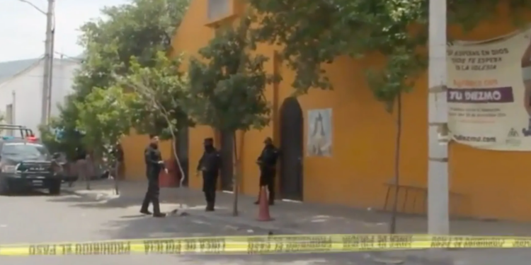 Hallan a mujer sin vida en el baño de una iglesia en Monterrey