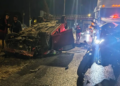 Choque y volcadura entre tráiler y automóvil en carretera 57 deja daños materiales considerables