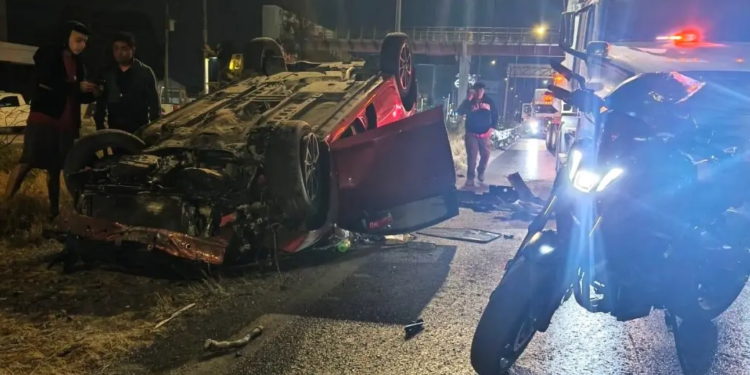 Choque y volcadura entre tráiler y automóvil en carretera 57 deja daños materiales considerables