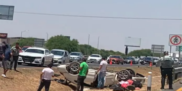 Aparatosa volcadura en la ‘57 tras impacto con tráiler; no hubo lesionados