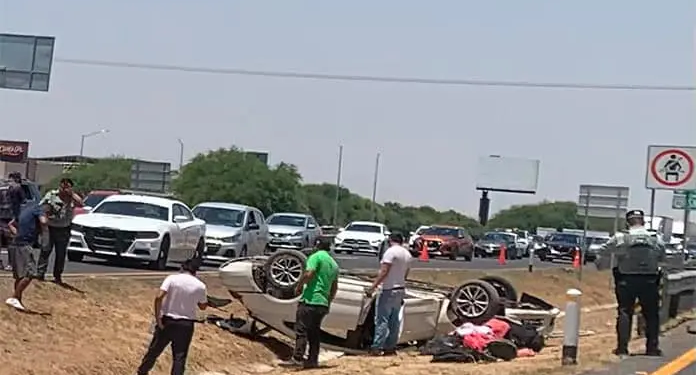 Aparatosa volcadura en la ‘57 tras impacto con tráiler; no hubo lesionados