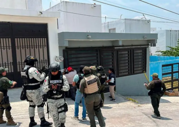 Fiscalía halla armas largas y granadas en casa de seguridad en Villa Brisa, Ciudad Valles