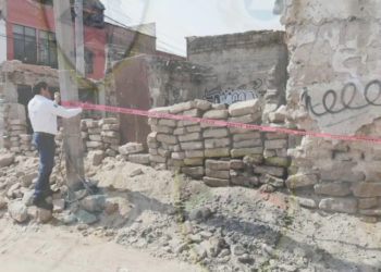 Atienden colapso de barda en finca abandonada en la capital