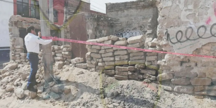 Atienden colapso de barda en finca abandonada en la capital